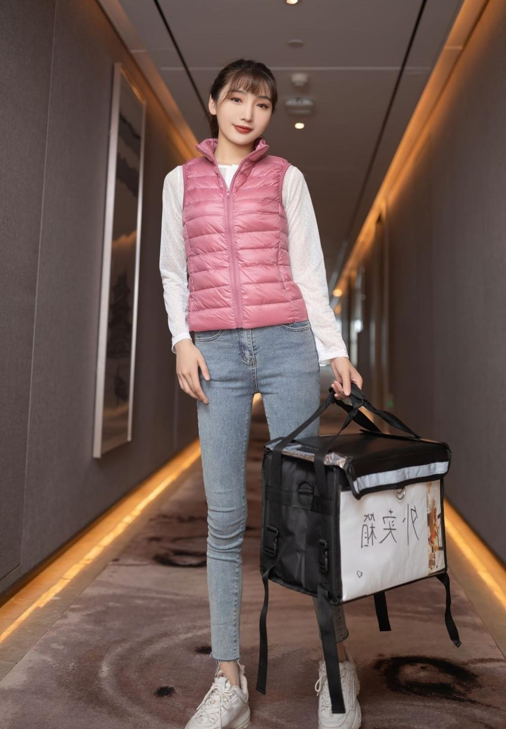 女子仅穿内衣上街随机打人